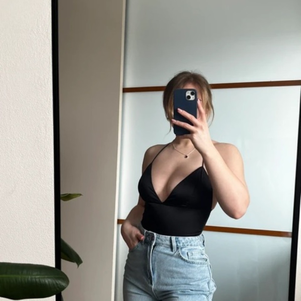 Black Amisu Crop Top - Picture 5 of 5